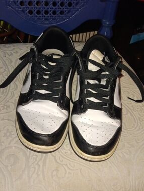 Nike Men’s Black and White Low-Top Sneakers